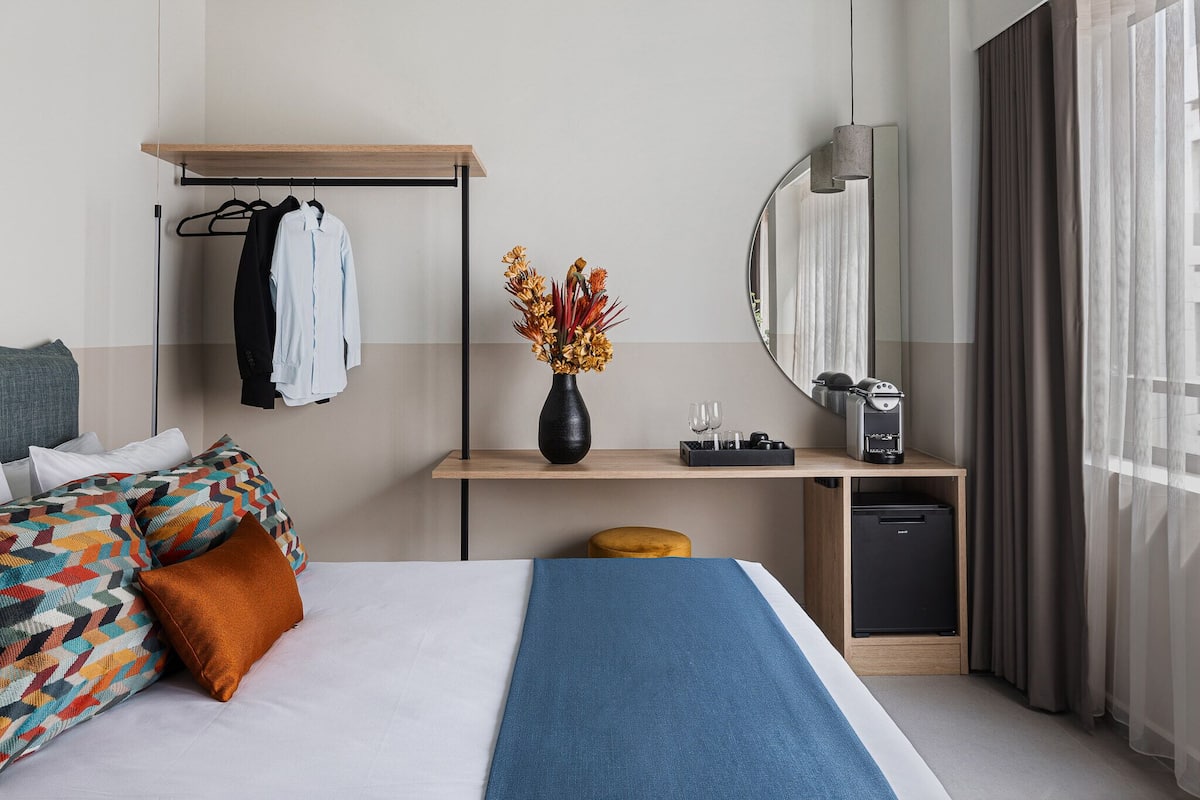 Hypo-allergenic bedding, free minibar, soundproofing, free WiFi