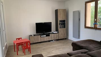 Tv, eldstad och dvd-spelare