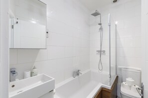 Apartment | Bathroom | Combined shower/bathtub, deep-soaking bathtub, towels - Immaculate 2-bed Apartment in Hove (Hove)