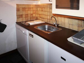 Geladeira, micro-ondas, lava-louças