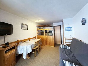 TV - Central Studio for 4, Ski-In/Ski-Out, Balcony with Slope Views (Les Orres)