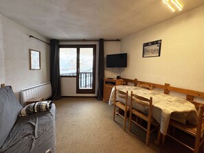 TV - Central Studio for 4, Ski-In/Ski-Out, Balcony with Slope Views (Les Orres)