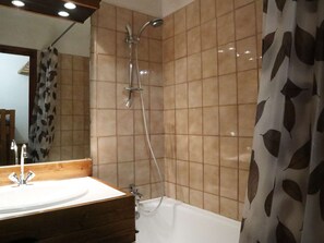 Bathroom - Central Studio for 4, Ski-In/Ski-Out, Balcony with Slope Views (Les Orres)
