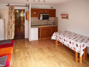 1 bedroom - Spacious Studio Cabin for 6, Near Slopes, Balcony & Ski Locker (Les Orres)