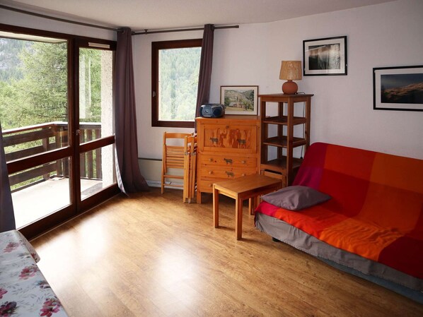 TV - Spacious Studio Cabin for 6, Near Slopes, Balcony & Ski Locker (Les Orres)