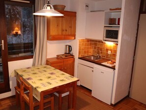 Fridge, oven, coffee/tea maker