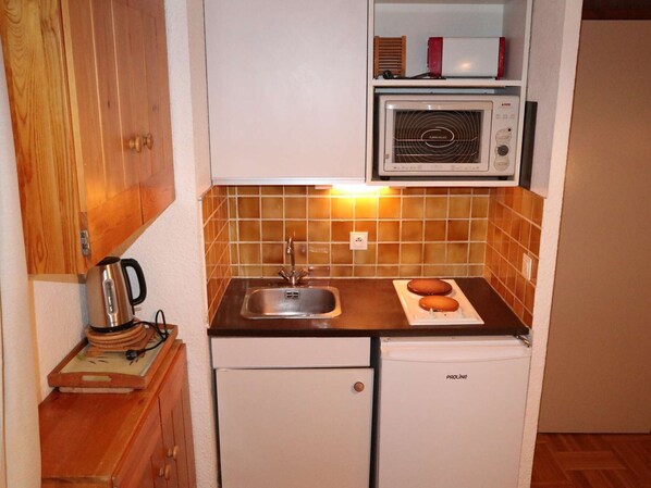 Fridge, oven, coffee/tea maker