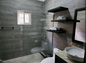 Shower, towels - Impeccable 2-bed Apartment in Kingston With Pool (Kingston)