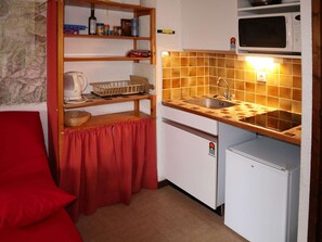 Microwave, coffee/tea maker - Cozy Studio for 4, Close to Shops, Slopes and Amenities, Mountain View, Quiet Area (Les Orres)