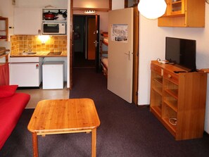 Living area - Cozy Studio for 4, Close to Shops, Slopes and Amenities, Mountain View, Quiet Area (Les Orres)