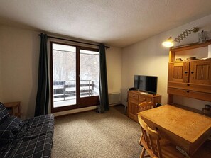TV - Cozy Studio, Ski-in/Ski-out, Close to Lifts and Shops, Sleeps 4 (Les Orres)