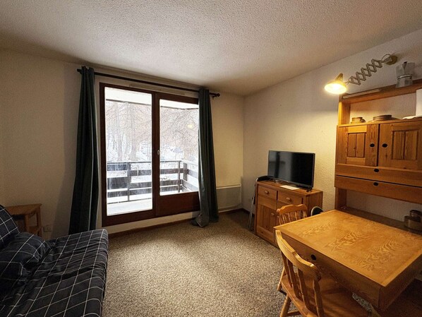 TV - Cozy Studio, Ski-in/Ski-out, Close to Lifts and Shops, Sleeps 4 (Les Orres)