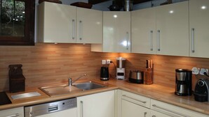 Coffee/tea maker, fridge, microwave, oven - Chalet for 11, slopeside, fireplace, Les Orres (Les Orres)