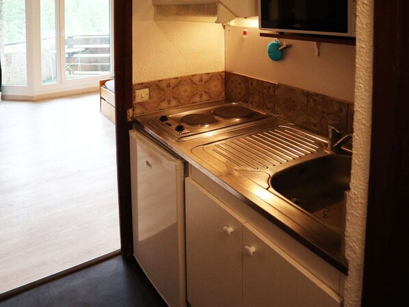 Fridge, microwave, oven, coffee/tea maker