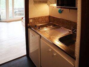 KĂŒhlschrank, Mikrowelle, Ofen, Wasserkocher mit Kaffee-/Teezubehör