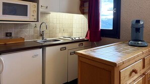 Kaffetrakter/tekoker, kjøleskap og mikrobølgeovn