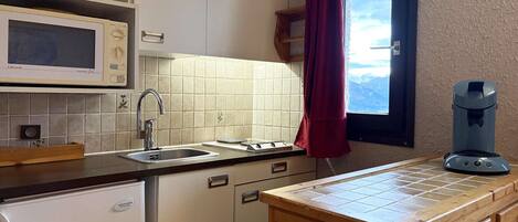 Een koelkast, een microgolfoven, een koffiezetapparaat/waterkoker