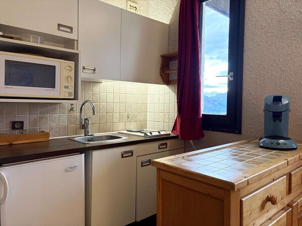 Réfrigérateur, micro-ondes, cafetière/bouilloire