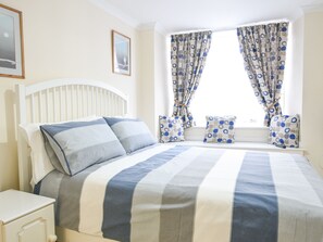 4 bedrooms, individually decorated, individually furnished - The Old Lace Shop (Seaton)