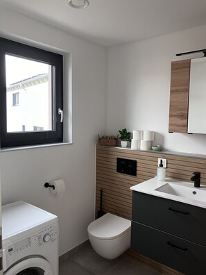 Shower, hair dryer, towels, soap - Gemütliches Appartement, Perfekt für Monteure - Komplett Möbliert, Neubau (Herrenzimmern)