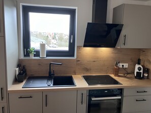 Oven, stovetop, dishwasher - Gemütliches Appartement, Perfekt für Monteure - Komplett Möbliert, Neubau (Herrenzimmern)