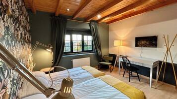 1 bedroom, individually decorated, individually furnished, desk