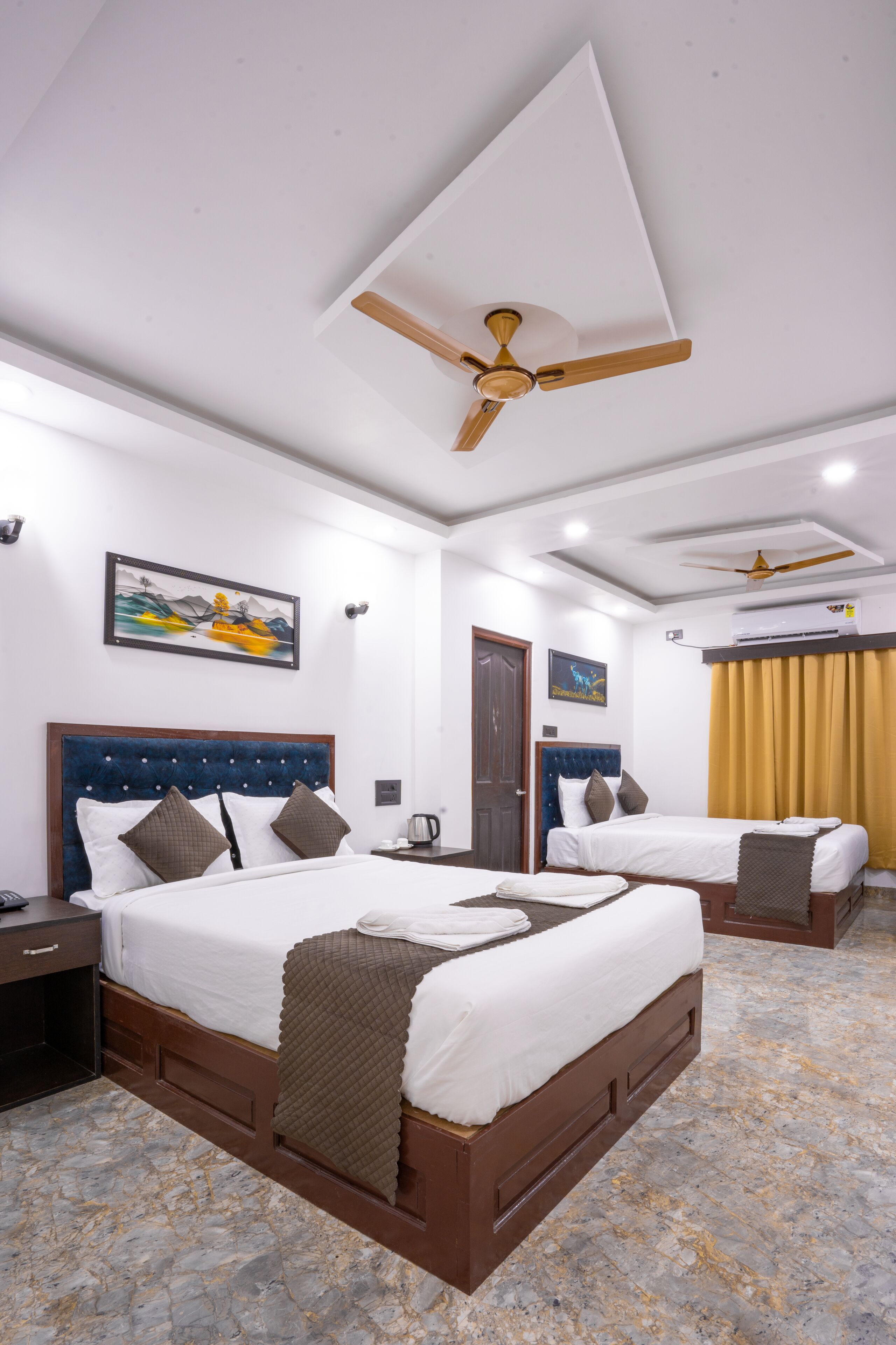 Family Room | Desk, free WiFi