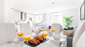 Appartement Ville | Coin séjour | TV connectée de 40 pouces avec chaßnes par satellite