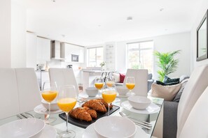 City Apartment | Living area | 40-inch Smart TV with satellite channels - 3BR Apartment in Marylebone - London (London)