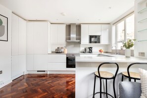 City Apartment | Private kitchen | Fridge, microwave, oven, stovetop - 3BR Apartment in Marylebone - London (London)