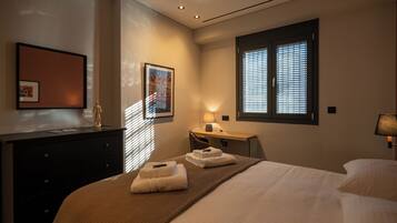 2 bedrooms, desk, iron/ironing board, travel crib