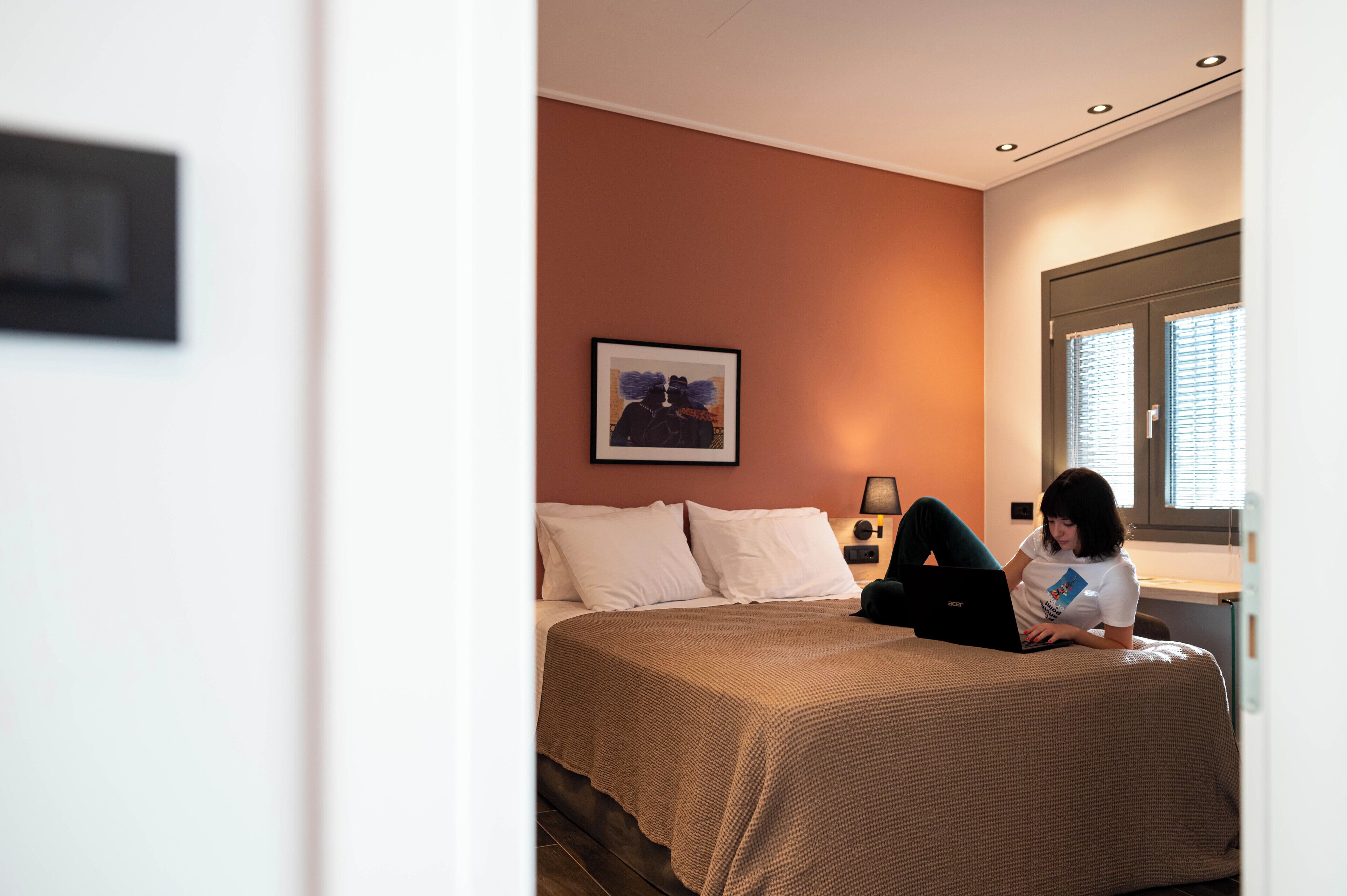 2 camere, una scrivania, ferro/asse da stiro, culla da viaggio