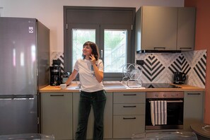Réfrigérateur, un four, lave-vaisselle, cafetière-théière