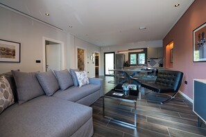 Smart TV, books - Villa Vesta - Kalamata Mediterranean Suites & Villas (Kalamata)