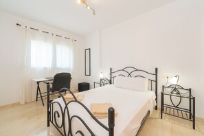 4 Schlafzimmer, Schreibtisch, Bügeleisen/Bügelbrett, Reisekinderbett