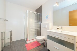 Regadera, secadora de cabello, bidet, toallas 