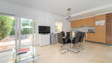 Frigorífico, microondas, horno y placa de cocina