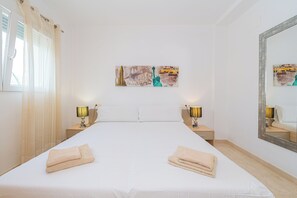 4 chambres, bureau, fer et planche à repasser, lit de bébé portatif