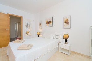 4 habitaciones, escritorio y tabla de planchar con plancha 