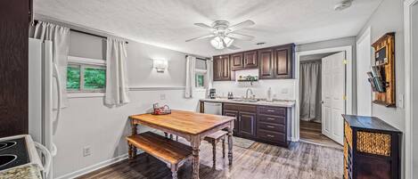 Kjøleskap, mikrobølgeovn, ovn og kokeplater