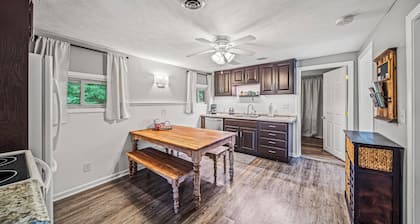 Lake Grove Cottage: 1 min walk to the Strip!