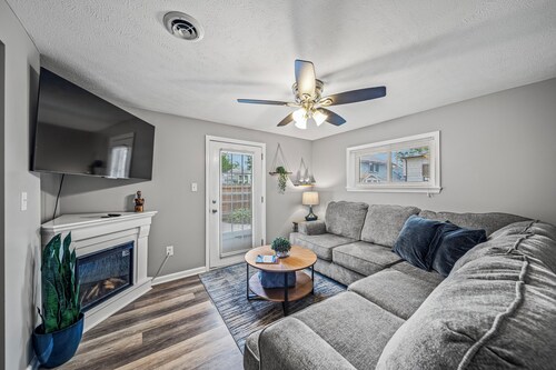 Lake Grove Cottage: 1 min walk to the Strip!