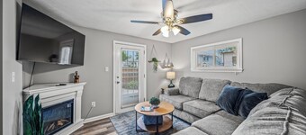 Lake Grove Cottage: 1 min walk to the Strip!