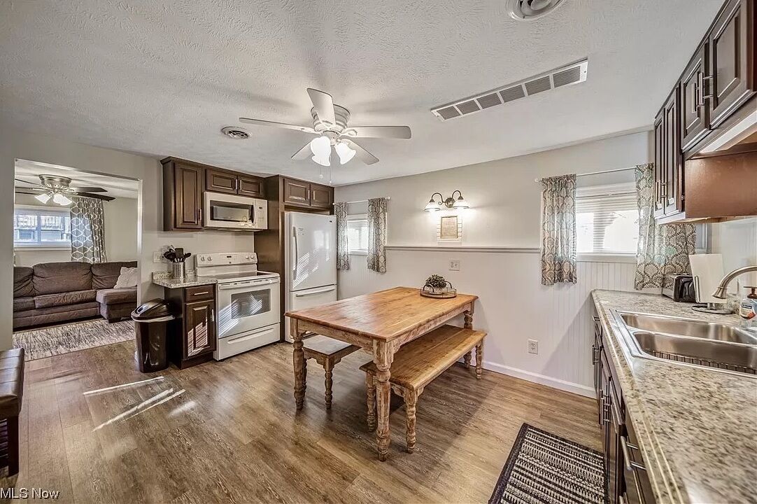 Lake Grove Cottage: 1 min walk to the Strip!