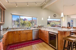 Fridge, oven, stovetop, dishwasher - Cathedral Vista - Large Deck, BBQ, & Views (Sedona)
