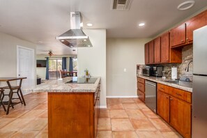 Refrigerador, microondas, placa de cocina, lavavajillas
