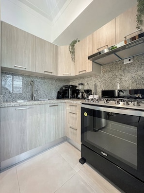 Frigorífico, microondas, horno y placa de cocina