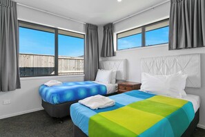 3 bedrooms, iron/ironing board, travel crib, WiFi - Huka Falls Getaway + so close to town (Taupo)