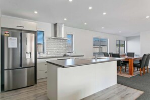 Fridge, microwave, oven, dishwasher - Huka Falls Getaway + so close to town (Taupo)