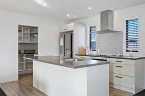 Fridge, microwave, oven, dishwasher - Huka Falls Getaway + so close to town (Taupo)